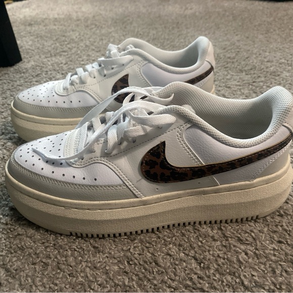 Women’s Nike with leopard - Picture 2 of 4